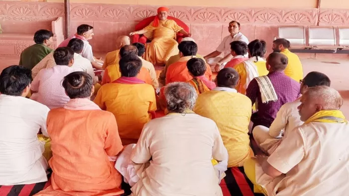 प्राचीन श्री मनकामेश्वर मन्दिर प्रयागराज के महंत ब्रह्मचारी श्री धरानंद जी महाराज मनुस्मृति पर चर्चा करते हुए
