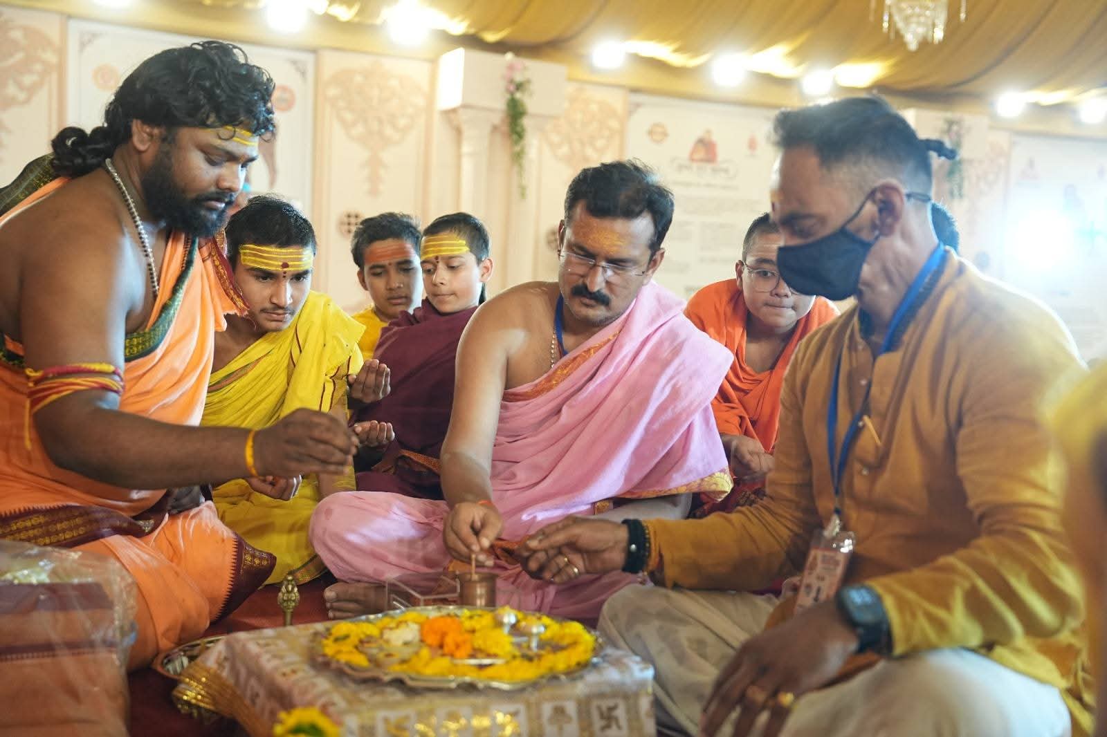 पादुका पूजन करते अशोक साहू व संजय मिश्र