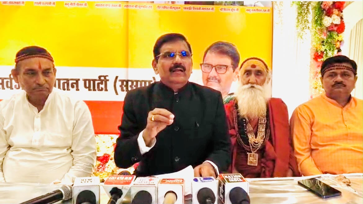 प्रेस कांफ्रेंस में जानकारी देते हुए अध्यक्ष एम नागेश्वर राव प्रेस कांफ्रेंस लखनऊ