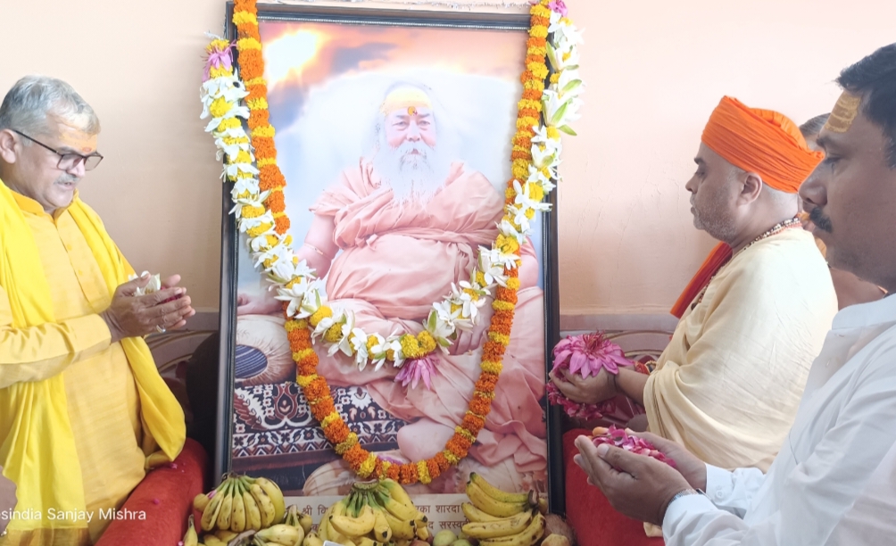 मंदिर परिसर में नमन करते मनकामेश्वर मन्दिर के महंत जी