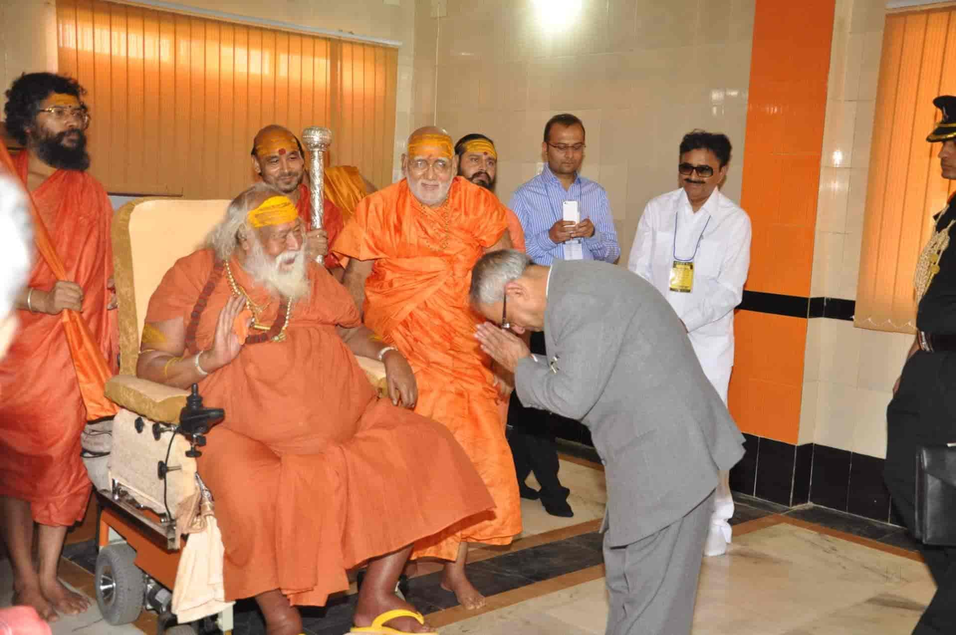 शंकराचार्य जी को प्रणाम करते तत्कालीन राष्ट्रपति प्रणव मुखर्जी